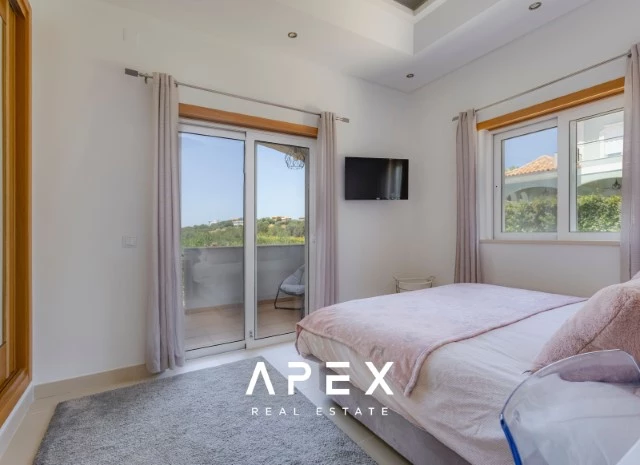 Luxurious Five -Bedroom Villa with Private Garden and Pool in The Crest Development,