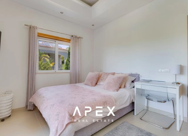Luxurious Five -Bedroom Villa with Private Garden and Pool in The Crest Development,