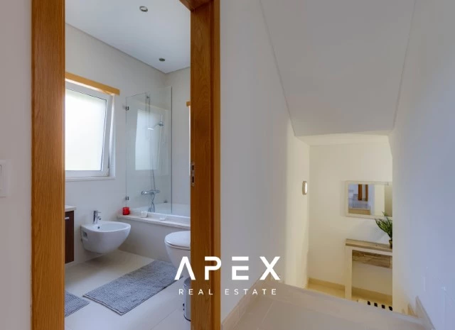 Luxurious Five -Bedroom Villa with Private Garden and Pool in The Crest Development,