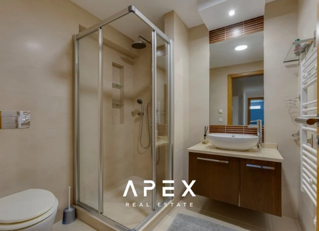 Luxurious Five -Bedroom Villa with Private Garden and Pool in The Crest Development,