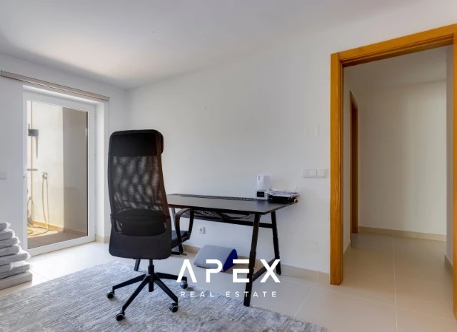 Luxurious Five -Bedroom Villa with Private Garden and Pool in The Crest Development,