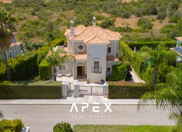 Luxurious Five -Bedroom Villa with Private Garden and Pool in The Crest Development,