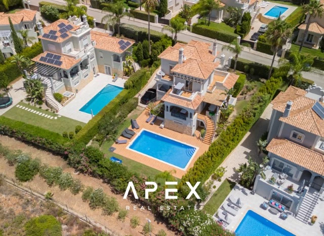 Luxurious Five -Bedroom Villa with Private Garden and Pool in The Crest Development,