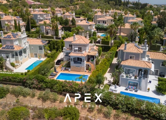 Luxurious Five -Bedroom Villa with Private Garden and Pool in The Crest Development,