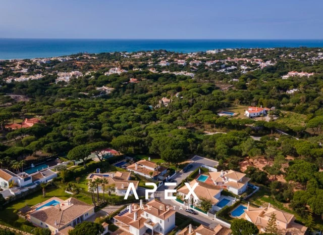 Four-Bedroom Villa Near the Beach