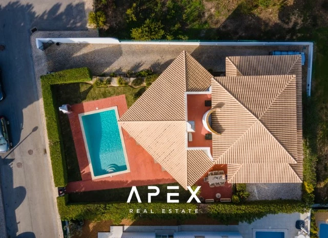 Four-Bedroom Villa Near the Beach