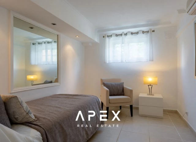 Four-Bedroom Villa Near the Beach