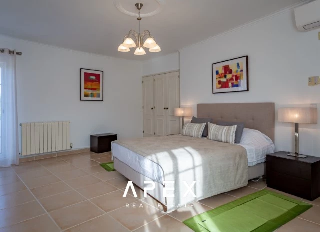 Four-Bedroom Villa Near the Beach