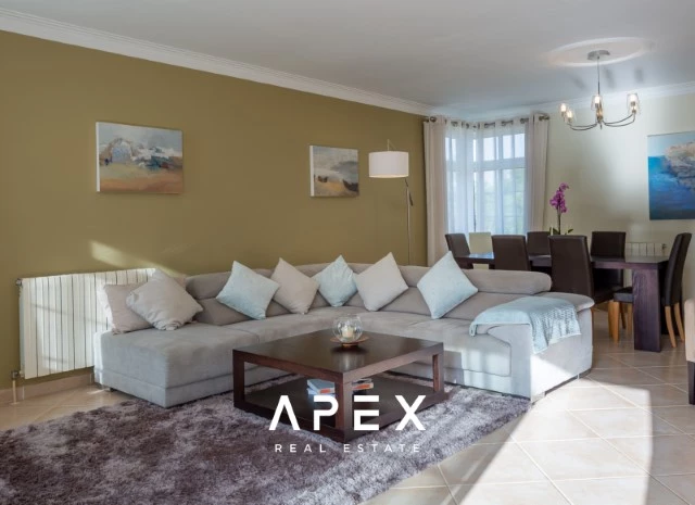 Four-Bedroom Villa Near the Beach