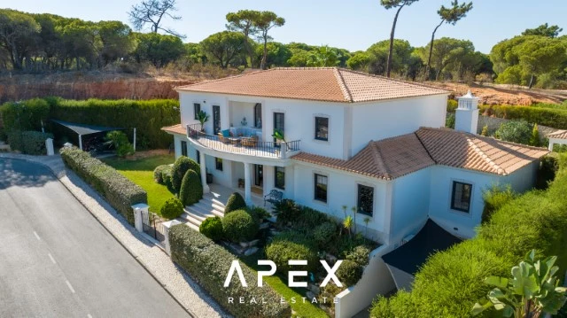 Luxurious 4 Bedroom Villa in Close Proximity to Quinta Do Lago
