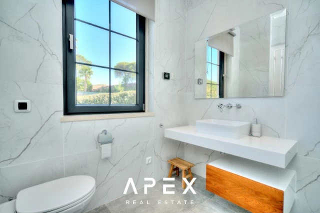 Luxurious 4 Bedroom Villa in Close Proximity to Quinta Do Lago