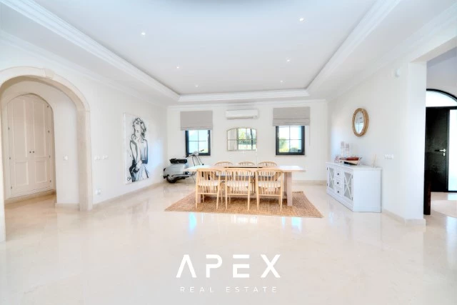 Luxurious 4 Bedroom Villa in Close Proximity to Quinta Do Lago