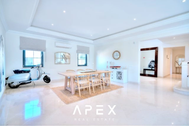 Luxurious 4 Bedroom Villa in Close Proximity to Quinta Do Lago