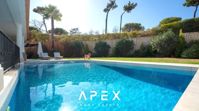 Luxurious 4 Bedroom Villa in Close Proximity to Quinta Do Lago