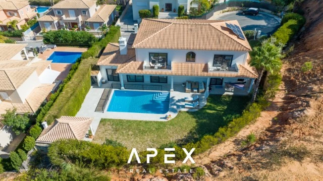 Luxurious 4 Bedroom Villa in Close Proximity to Quinta Do Lago