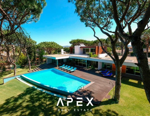 Luxurious 5 Bedroom Villa in Vilamoura | Secluded Retreat with Expansive Pool
/Apex 31