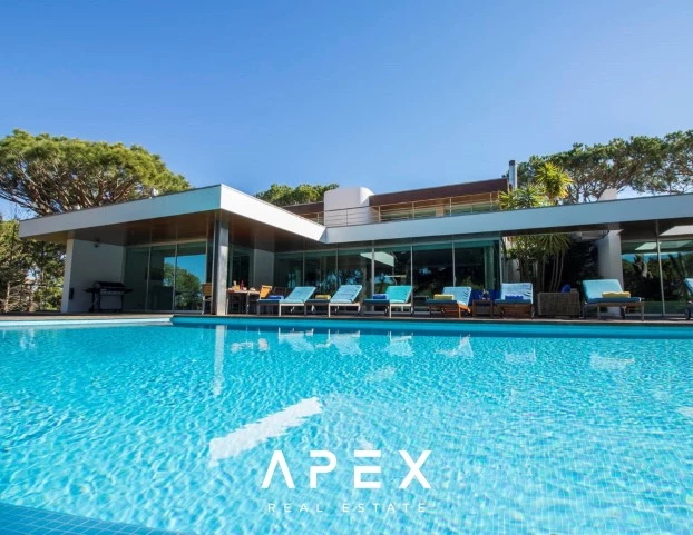 Luxurious 5 Bedroom Villa in Vilamoura | Secluded Retreat with Expansive Pool
/Apex 31