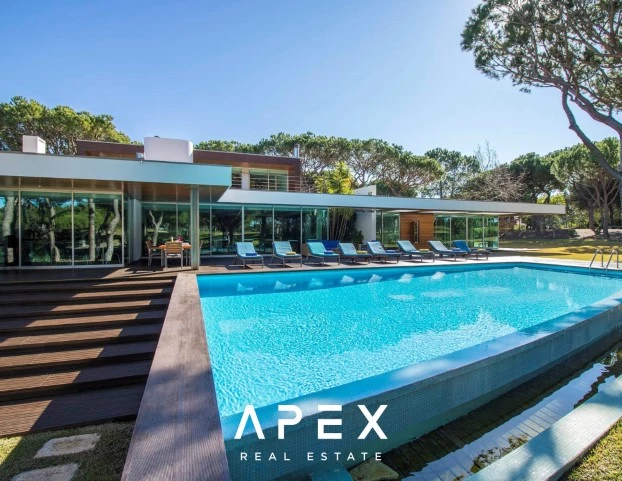 Luxurious 5 Bedroom Villa in Vilamoura | Secluded Retreat with Expansive Pool
/Apex 31