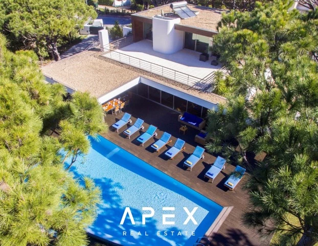 Luxurious 5 Bedroom Villa in Vilamoura | Secluded Retreat with Expansive Pool
/Apex 31