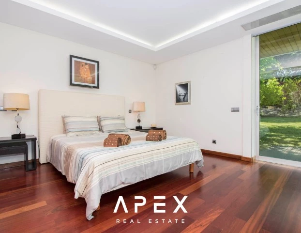 Luxurious 5 Bedroom Villa in Vilamoura | Secluded Retreat with Expansive Pool
/Apex 31