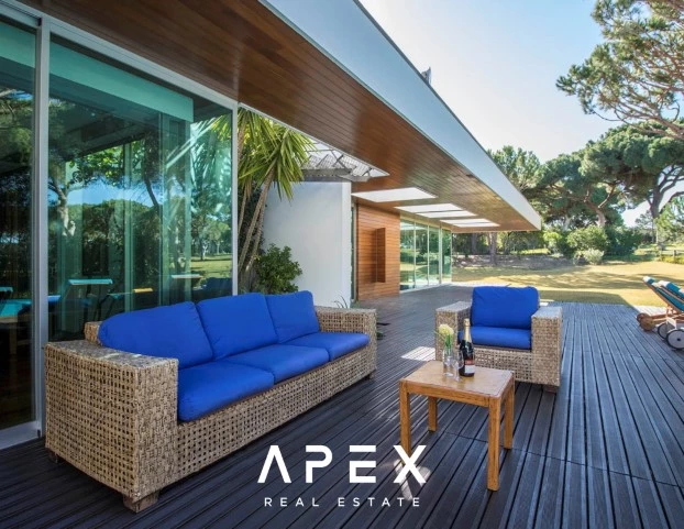 Luxurious 5 Bedroom Villa in Vilamoura | Secluded Retreat with Expansive Pool
/Apex 31