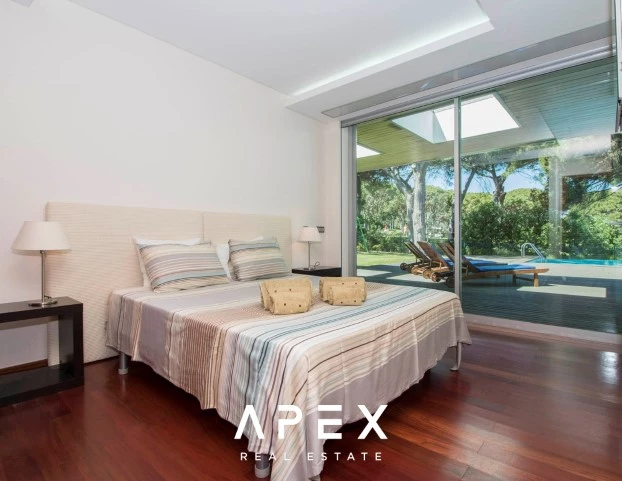 Luxurious 5 Bedroom Villa in Vilamoura | Secluded Retreat with Expansive Pool
/Apex 31