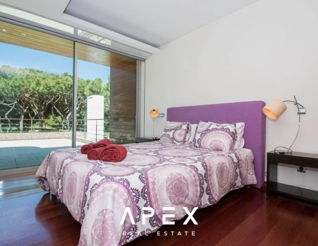 Luxurious 5 Bedroom Villa in Vilamoura | Secluded Retreat with Expansive Pool
/Apex 31