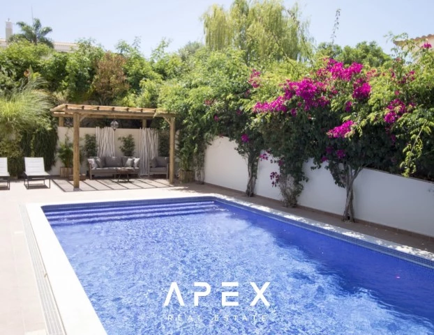 Beautiful modern spacious 5-bedroom villa located between Vale do Lobo and Quinta do Lago