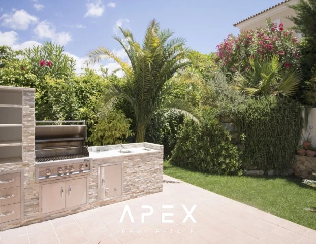 Beautiful modern spacious 5-bedroom villa located between Vale do Lobo and Quinta do Lago