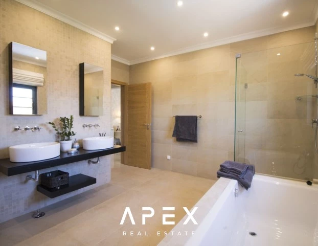 Beautiful modern spacious 5-bedroom villa located between Vale do Lobo and Quinta do Lago