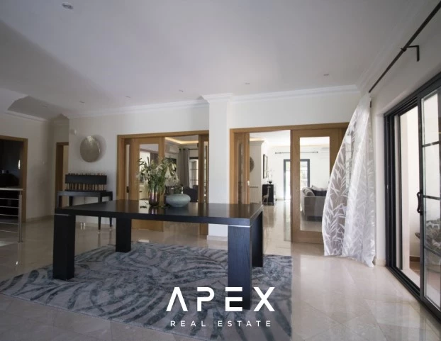 Beautiful modern spacious 5-bedroom villa located between Vale do Lobo and Quinta do Lago