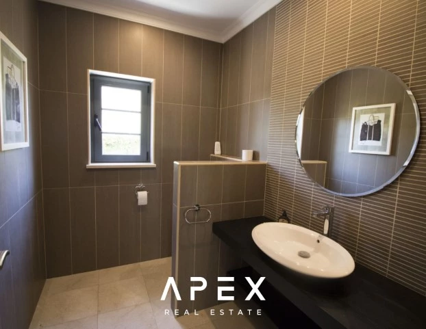 Beautiful modern spacious 5-bedroom villa located between Vale do Lobo and Quinta do Lago