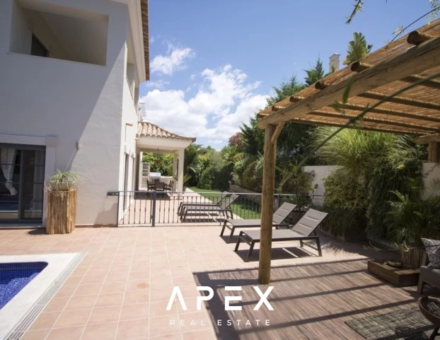 Beautiful modern spacious 5-bedroom villa located between Vale do Lobo and Quinta do Lago