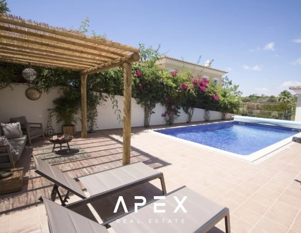 Beautiful modern spacious 5-bedroom villa located between Vale do Lobo and Quinta do Lago