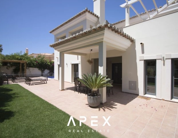 Beautiful modern spacious 5-bedroom villa located between Vale do Lobo and Quinta do Lago