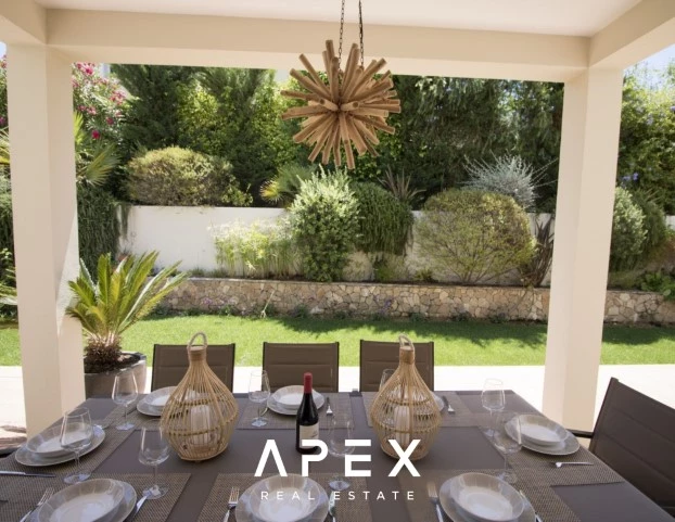 Beautiful modern spacious 5-bedroom villa located between Vale do Lobo and Quinta do Lago