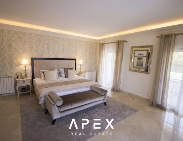 Beautiful modern spacious 5-bedroom villa located between Vale do Lobo and Quinta do Lago