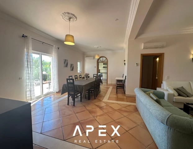 Beautiful modern spacious 5-bedroom villa located between Vale do Lobo and Quinta do Lago