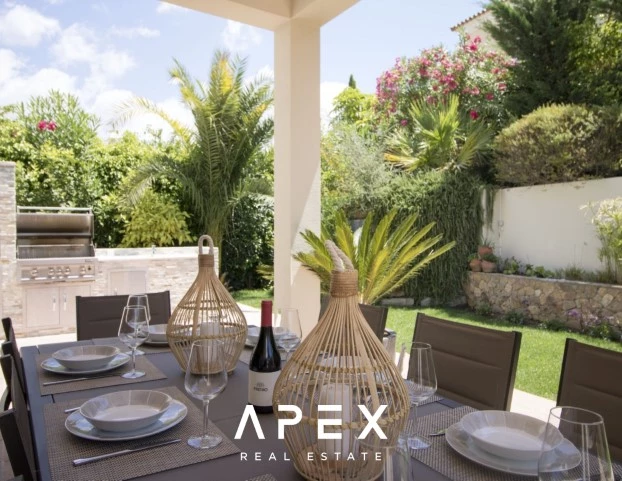 Beautiful modern spacious 5-bedroom villa located between Vale do Lobo and Quinta do Lago