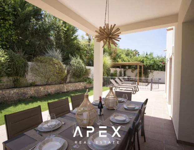 Beautiful modern spacious 5-bedroom villa located between Vale do Lobo and Quinta do Lago