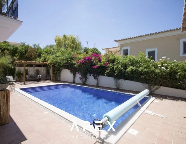 Beautiful modern spacious 5-bedroom villa located between Vale do Lobo and Quinta do Lago