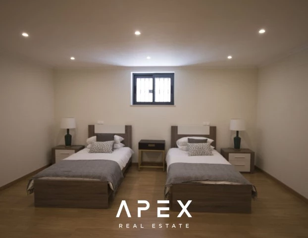 Beautiful modern spacious 5-bedroom villa located between Vale do Lobo and Quinta do Lago