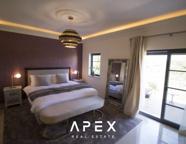 Beautiful modern spacious 5-bedroom villa located between Vale do Lobo and Quinta do Lago