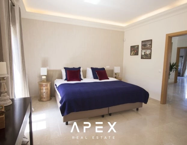 Beautiful modern spacious 5-bedroom villa located between Vale do Lobo and Quinta do Lago
