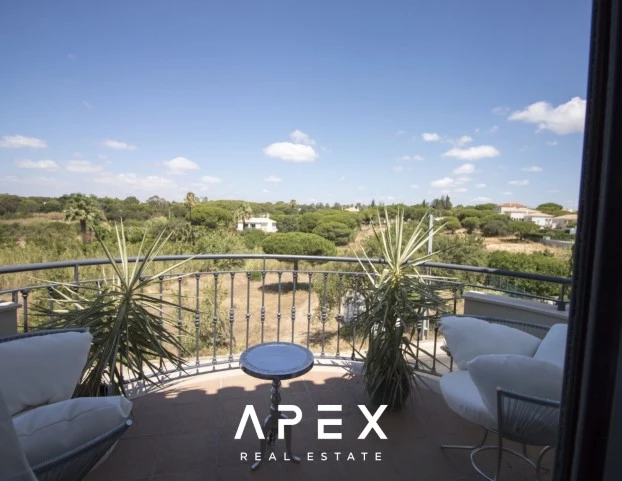 Beautiful modern spacious 5-bedroom villa located between Vale do Lobo and Quinta do Lago