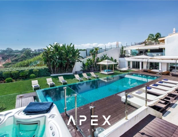 8 Bedroom Luxury Villa | Olhos D'Agua | With Infinity Pool & Sea Views