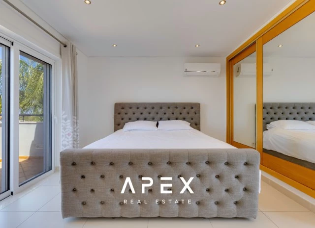 4 Bedroom Townhouse Ocean View | End of Terrace Townhouse