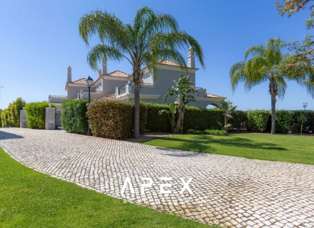 4 Bedroom Townhouse Ocean View | End of Terrace Townhouse