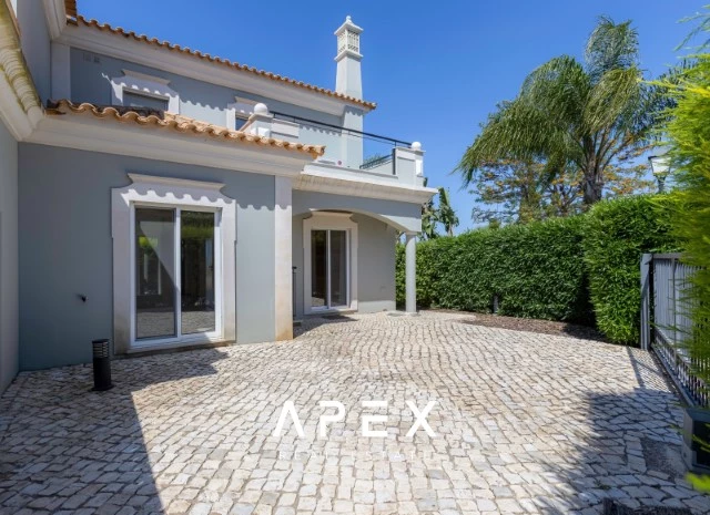 4 Bedroom Townhouse Ocean View | End of Terrace Townhouse