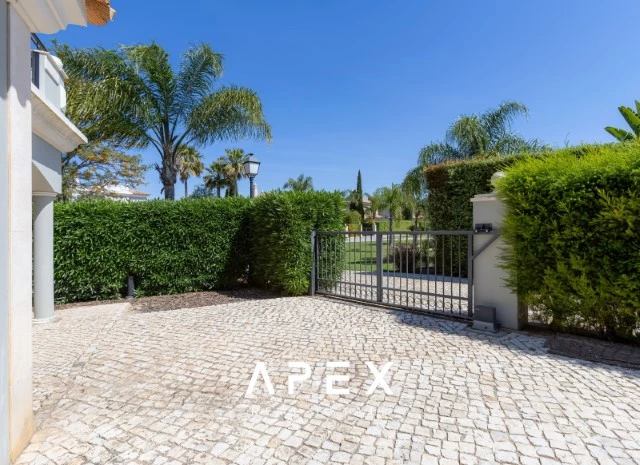 4 Bedroom Townhouse Ocean View | End of Terrace Townhouse
